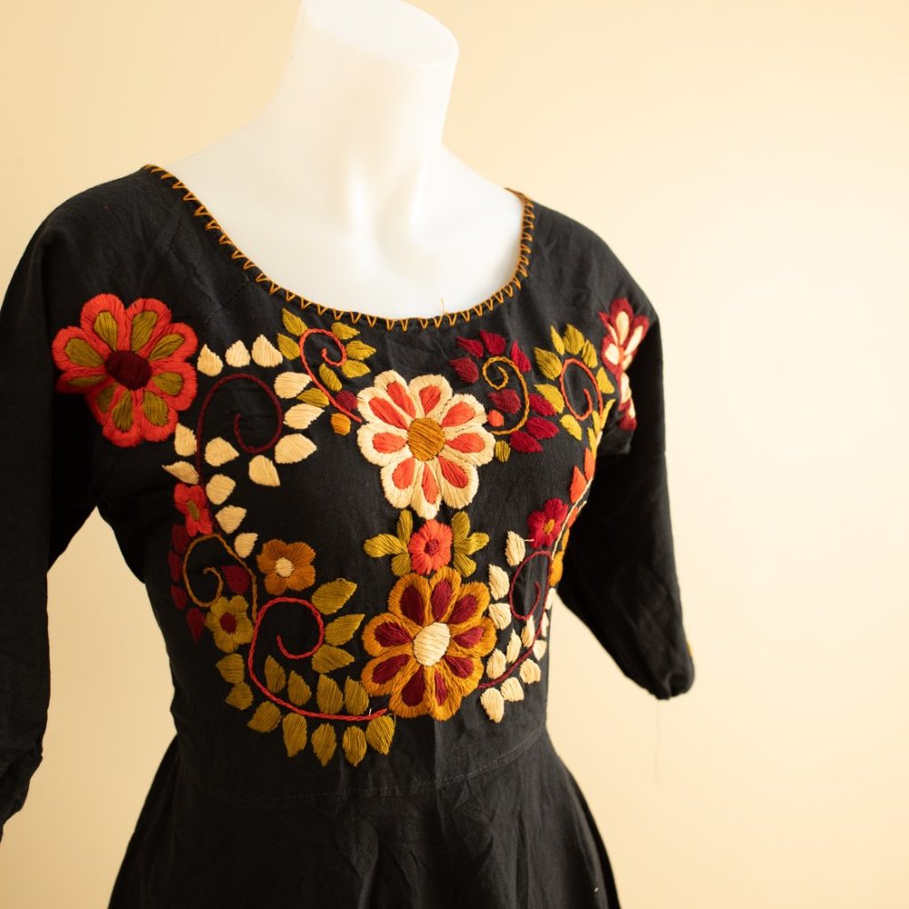 🌸 2 x $49 🌸 Beautiful hand embroidered Mexican dress - Picture 2 of 9